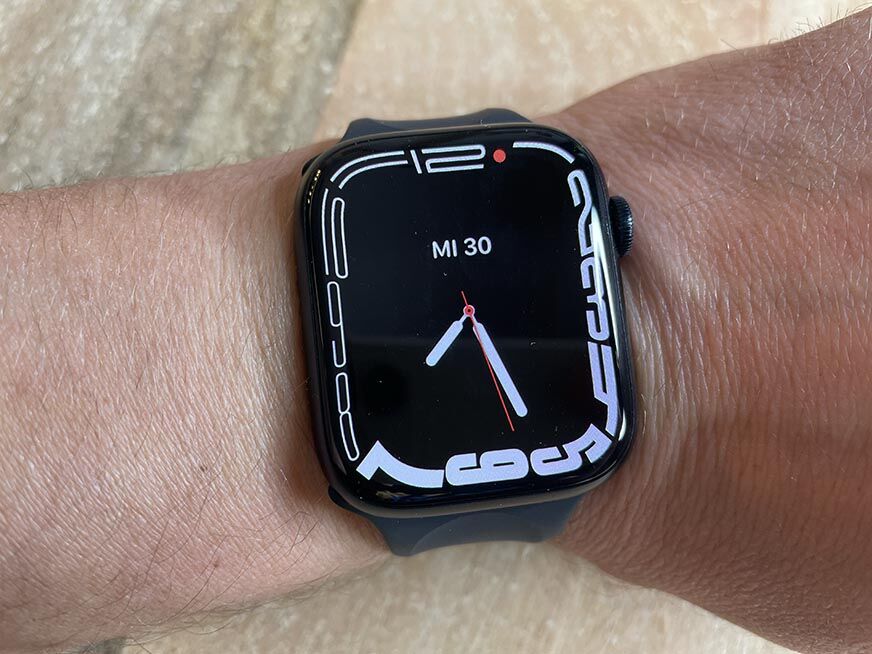 Man sieht das Watchface Kontur auf der Apple Watch 7.